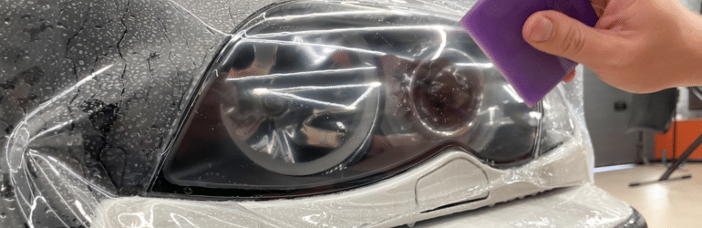 The process of installing PPF film on the headlight of the car